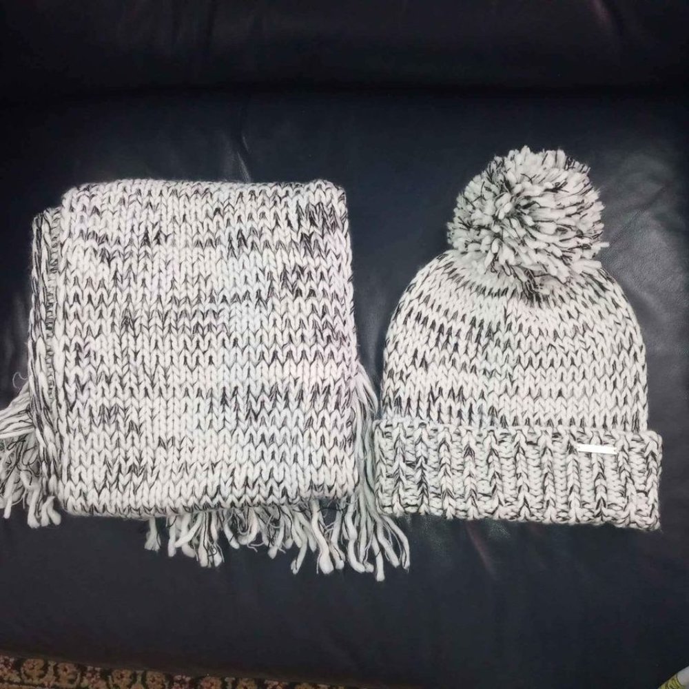 Micheal kors hat and scarf set